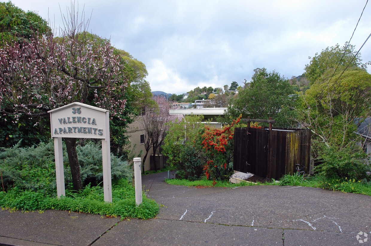 Primary Photo - 35 Valencia Ave