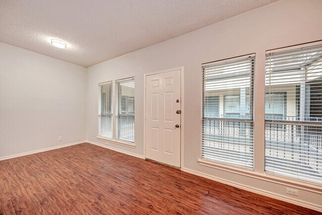 Building Photo - PRELEASE 8/15/2025 2 bed 2 bath