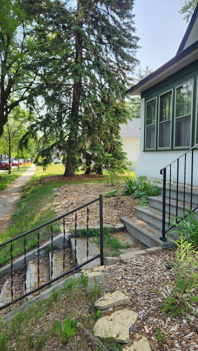 Building Photo - 942 Rose Ave E