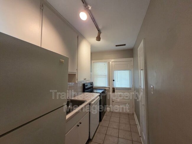 Building Photo - 1807 W 41st St