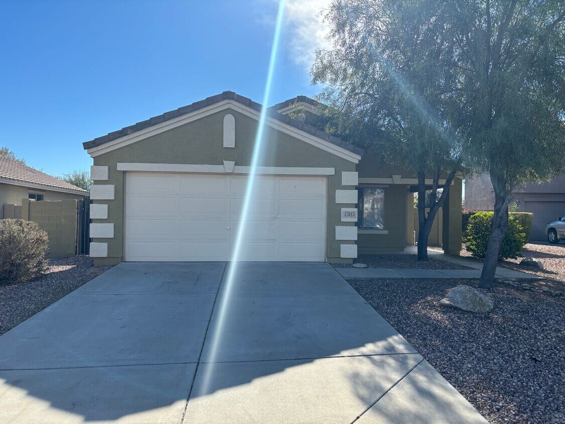 Foto principal - Excellent 2 Bedroom, 2 Bath Single Story H...