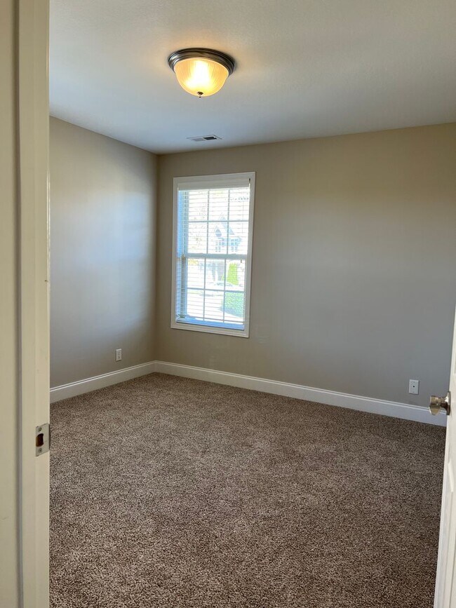 Building Photo - Beautiful 3 bed 2.5 bath in Fletcher!!!