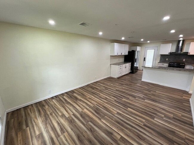 Foto del edificio - Newly Renovated 3B/2B Home Available in La...