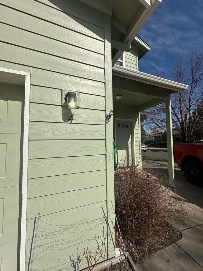 Building Photo - 3 Bed/2.5 Bath Townhome Style Unit in SW Bend - Attached Garage