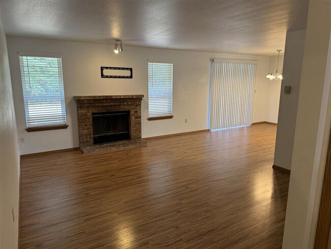 Building Photo - Beautiful 2 Bed 2 Bath home in Spanaway