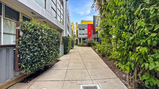 Foto del edificio - Authentic Loft Living in an Emeryville Landmark