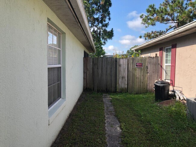 Building Photo - Welcome Home! New flooring & fresh interio...
