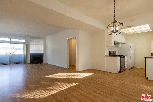 Building Photo - 431 S Kingsley Dr
