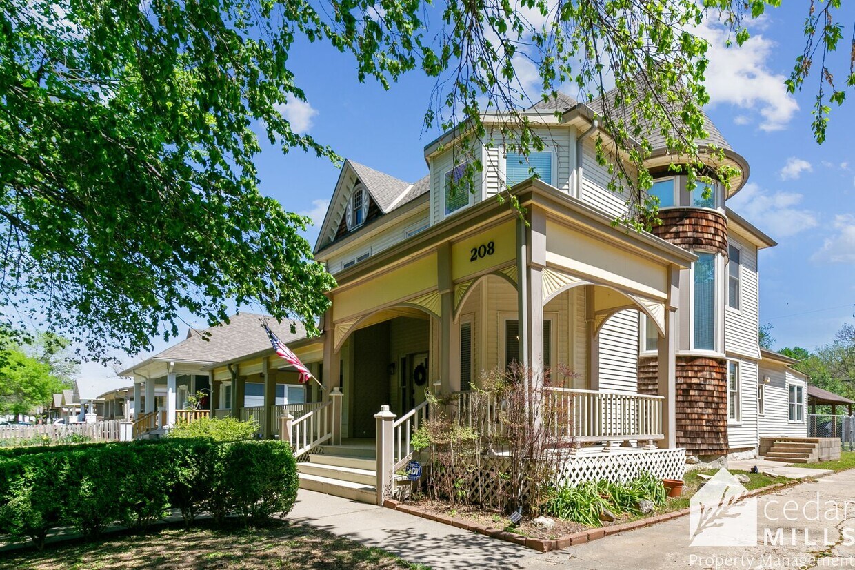 Foto principal - EXTRAORDINARY historic rental opportunity in Delano!!!!!! Move in Special!