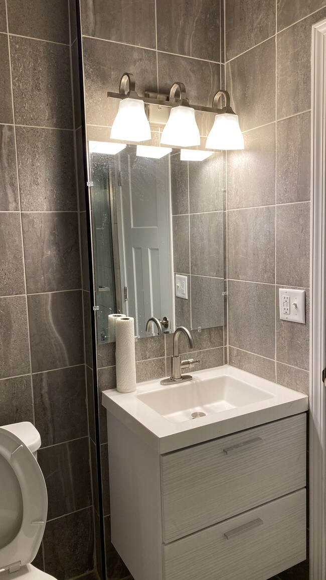 Baño - 17 E Tompkins St