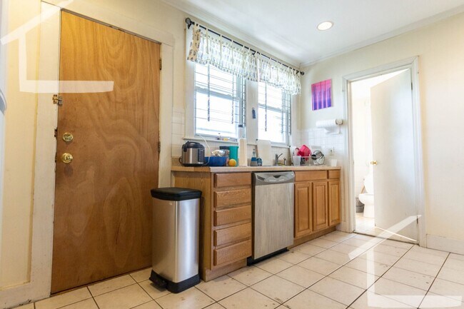 Building Photo - 9/1 Sunny top floor 4BR/2BA w/parking near...