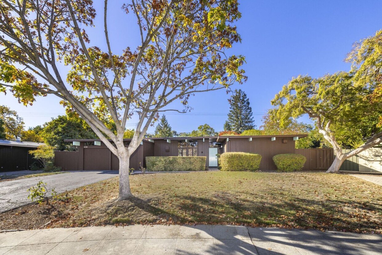 Primary Photo - Charming Eichler in Desirable Greenmeadow ...