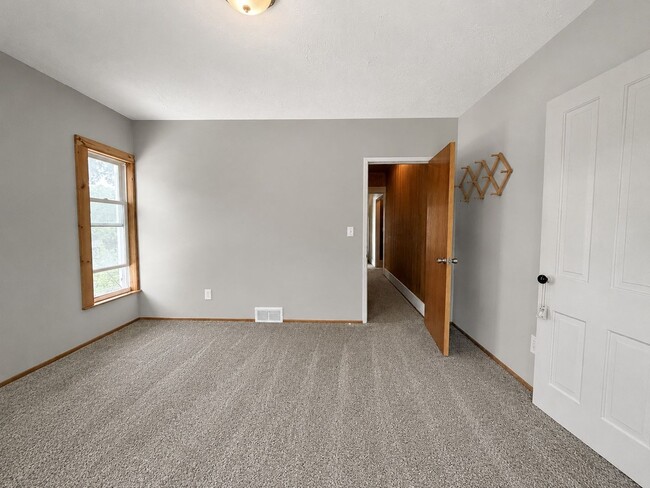 Building Photo - 543 Erin St
