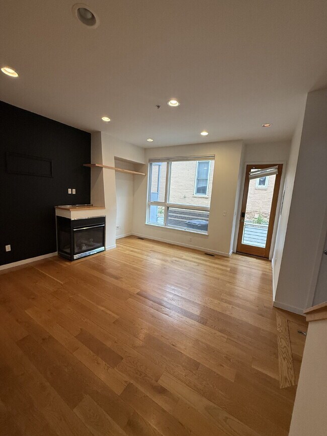Building Photo - "Spacious 3-Bedroom Townhouse Retreat in Vibrant Denver with 2.5 Baths – 2047 Sq Ft of Modern Liv...