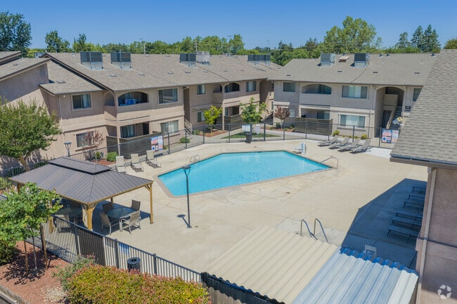 Pool - Vista Verde Apartments