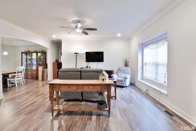 Building Photo - 753 Sinai Cir