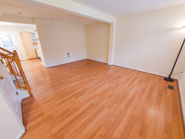 Foto del edificio - Charming and Updated 3BR/2.5BTH townhome in desirable Germantown, MD