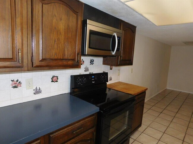 Building Photo - 10234 White Elm Rd