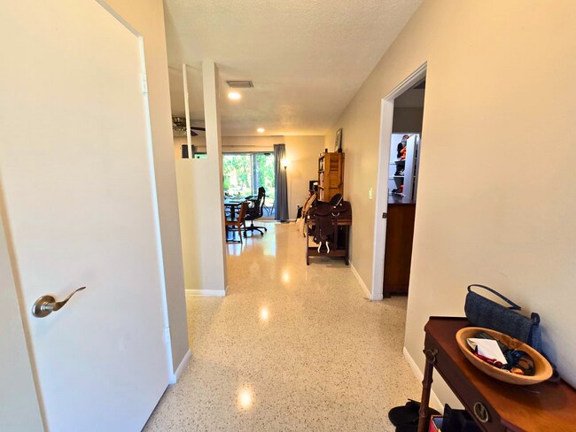 Foto del edificio - Charming 2 Bed/ 2 Bath Home w/ Garage in Sarasota