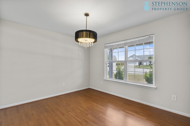 Foto del edificio - Freshly Remodeled 5 Bedroom with Primary B...