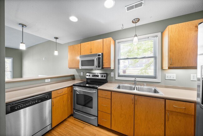 Building Photo - Large 2 Bedroom Condo For Rent Near Historic Downtown Clarksville!
