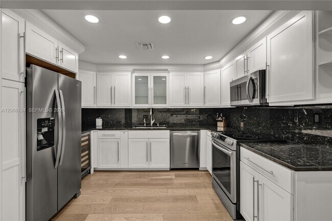Foto del edificio - 6011 N Bayshore Dr