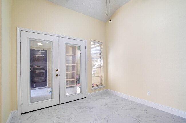 Building Photo - 11840 Spring Grove Dr