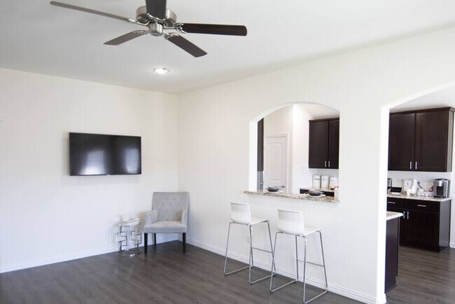 Foto del edificio - 2124 Peppermint Ln