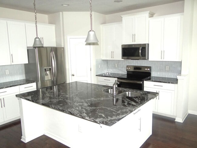 Building Photo - Spacious family home - 4 bedroom, 2.5 bath