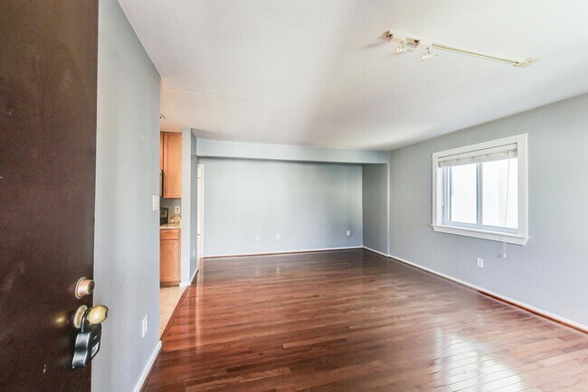 Foto del edificio - Boutique Condo in Bethesda 1+1 Updated Condo & Reserved Parking space