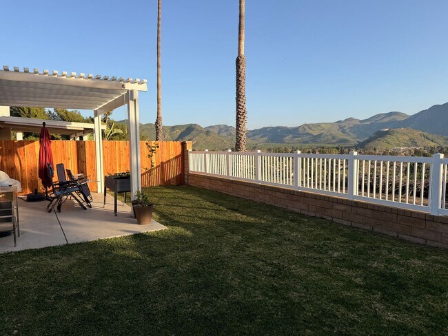 Foto del edificio - Amazing views in a great one story Mission Oaks home - Camarillo