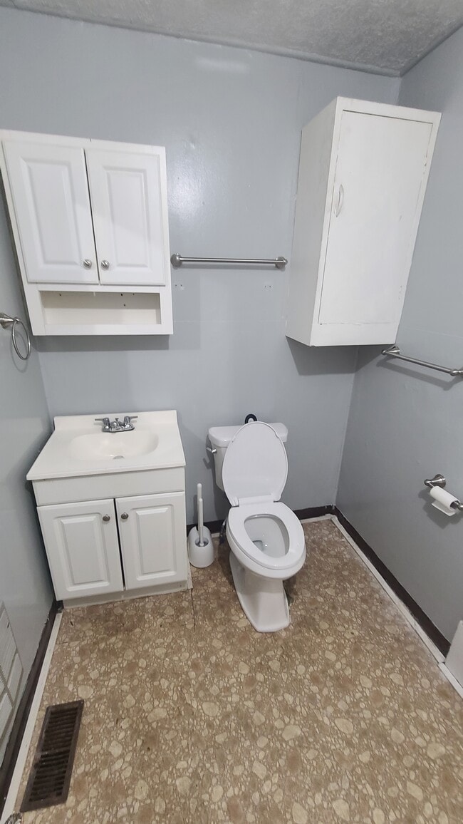 Bathroom - 612 Patrick St
