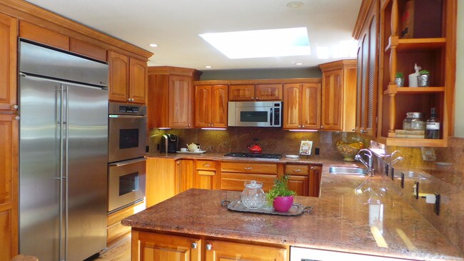 Building Photo - 3347 Beechwood Dr