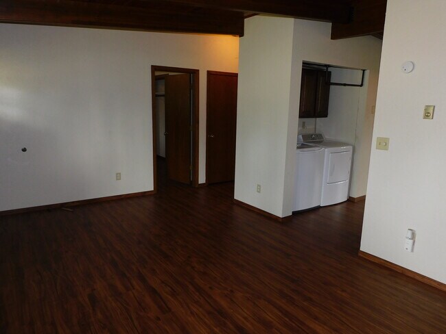 Building Photo - 30681 Rae Ave