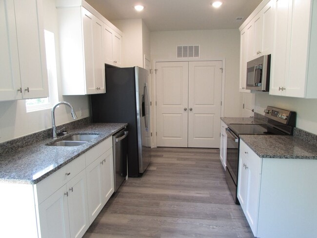 Building Photo - Charming 3 Bedroom, 2.5 Bath House Located in the Gated Community of River Rock in Statesville, NC