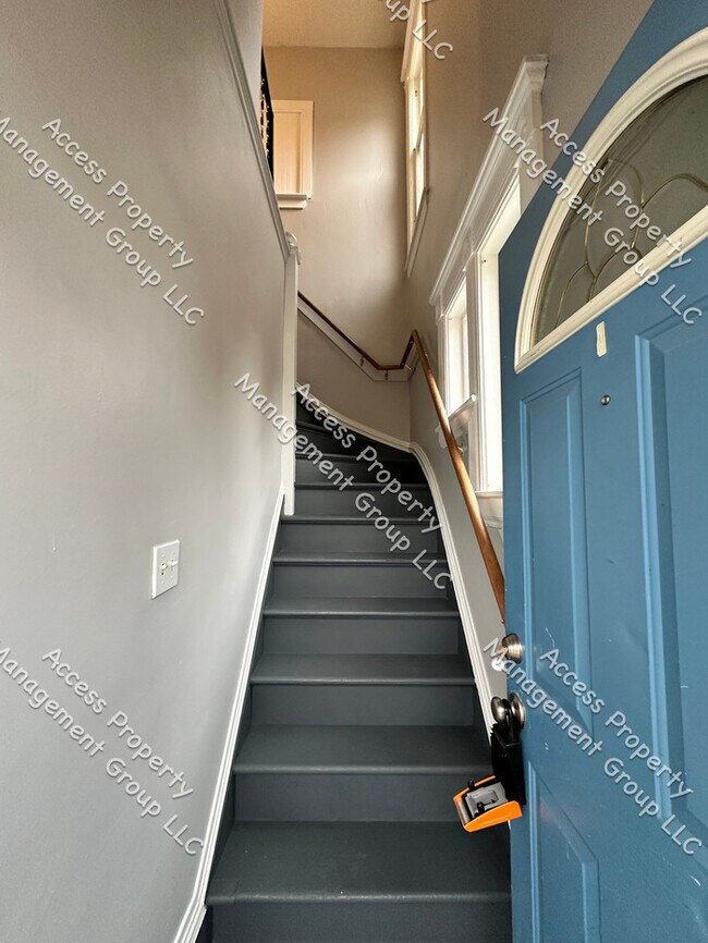 Building Photo - East Hills Upper Two Bedroom Unit