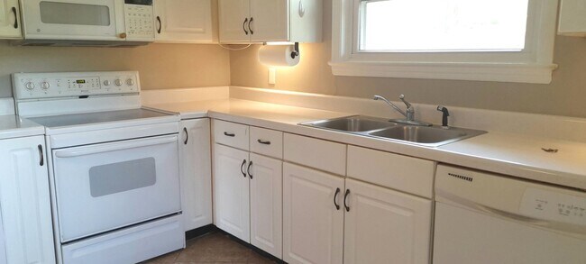 Building Photo - 3 bedroom 2 bath home in the desirable Bel...