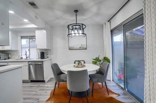 Foto del edificio - 1833 Camberley Ln