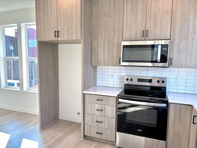 Foto del edificio - *MOVE-IN SPECIAL*  St. Johns New Build Townhouse - Bright and Spacious End Unit 2 Bedroom with A/...
