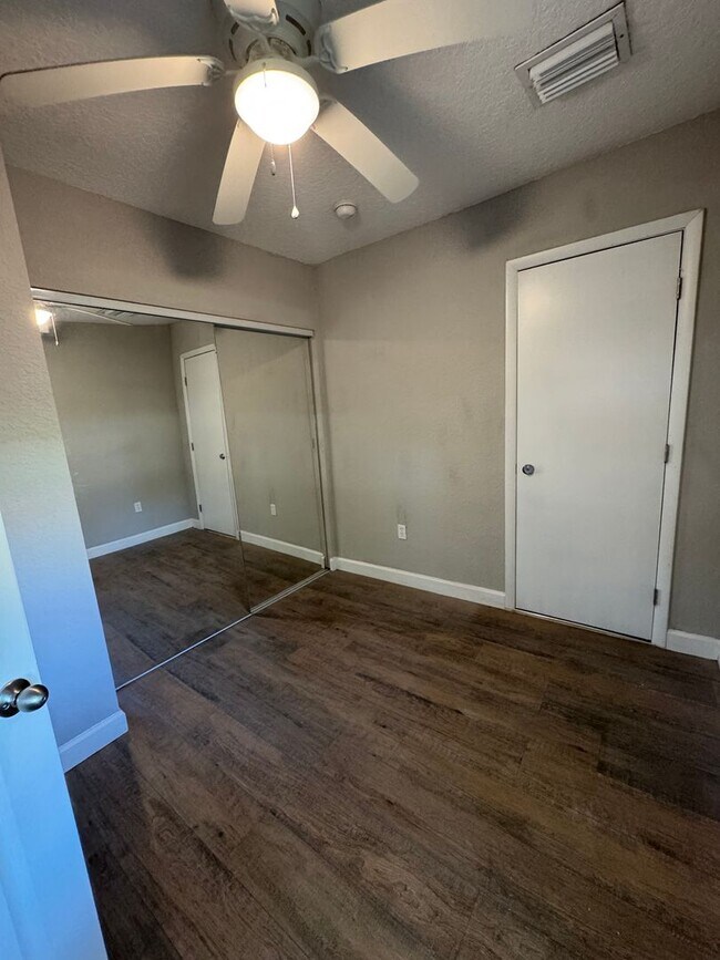 Building Photo - 2 bedroom 1 bath in Saint Cloud off 192 an...