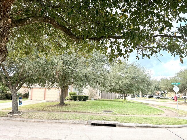 Foto del edificio - 4615 Pin Oak Creek Ln