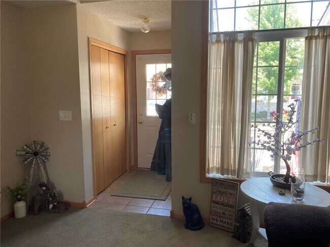 Building Photo - 704 Evergreen Cir