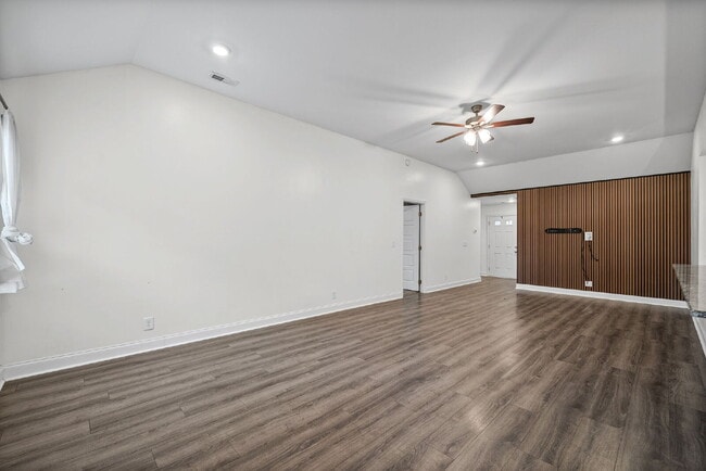 Building Photo - 204 King Rd