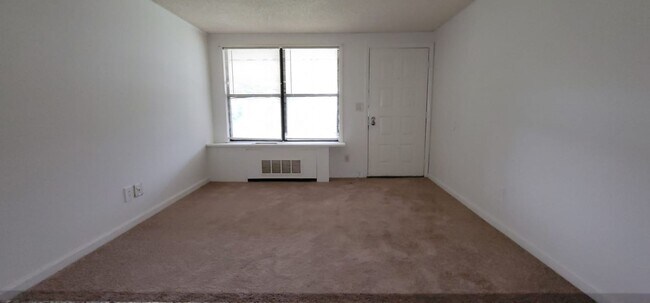 Building Photo - Cozy 1/1 Condo available for immediate occ...
