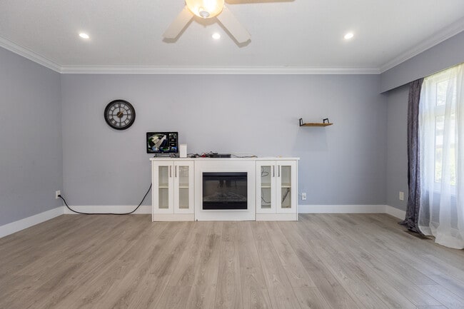 Building Photo - 7395 Minster Dr S