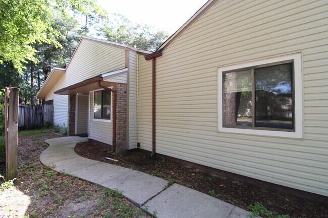 Building Photo - 3901 Summerwood Ct