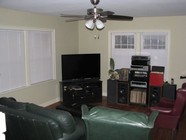 Building Photo - Amazing 2 Bedroom Excellent Location!
