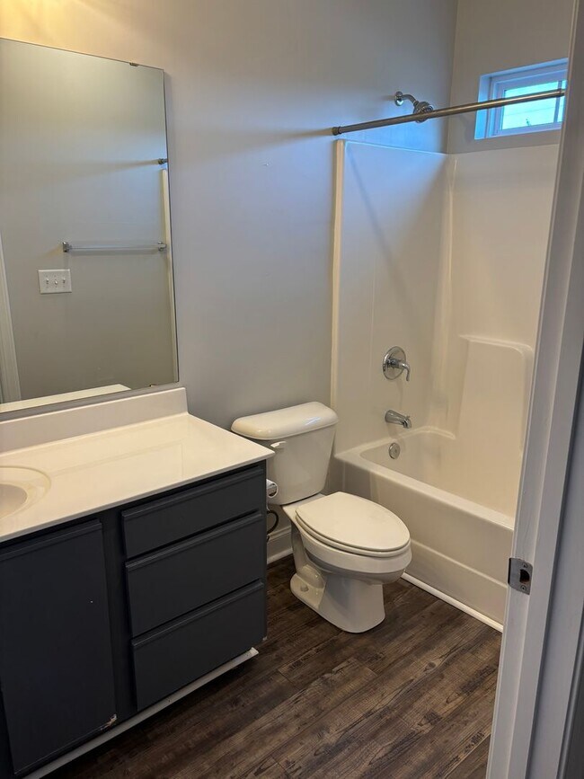Foto del edificio - 3-Bedroom, 2Bath Condo end unit