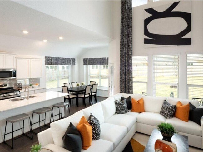 Building Photo - Spacious 4 Bed 4 Bath Lakeview Home with M...