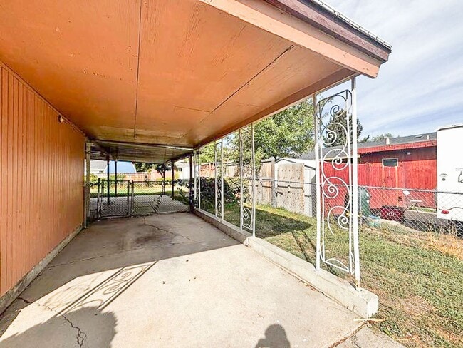 Foto del edificio - 1st Month Rent FREE!!! 3BR 1BA Home w/ Fresh Flooring • Private Backyard in Salt Lake City